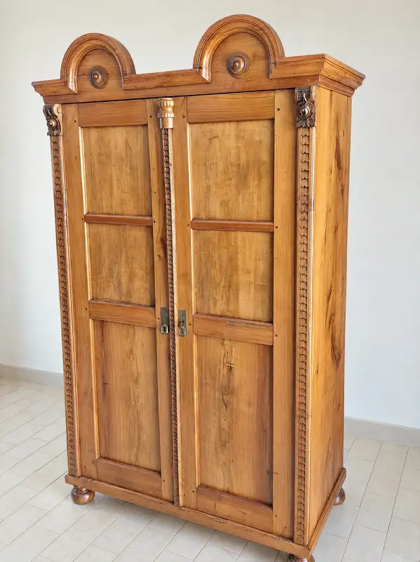 Omara s&nbsp;polkrožnima kronama in&nbsp;stebrički